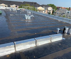 Chantier étanchéité toiture plate avec membrane et plots par SAEZ Étanchéité